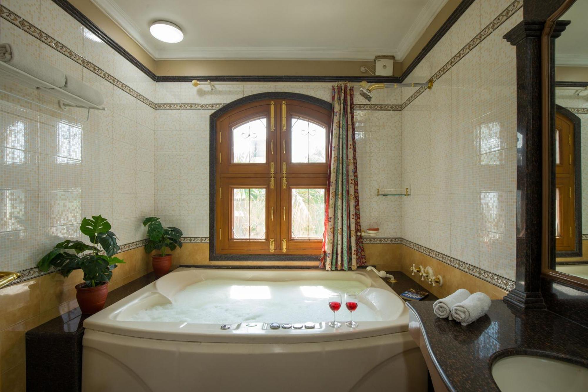 Stayvista's Krishnalaya Mansion: Luxurious Retreat With Indoor Pool & Leisure Amenities * Jaipur